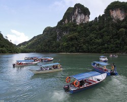 langkawi-island-hopping-tour-boats-parked